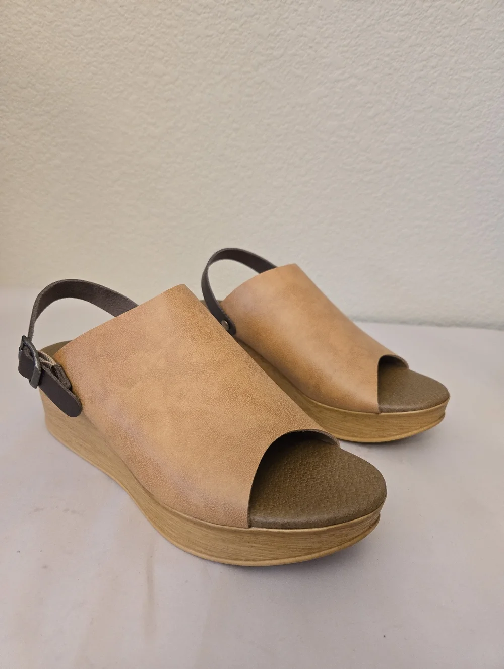 Joli Snob Womens Wedge Sandel Sz 8W Tan Faux Leather Adj Back Strap Summer